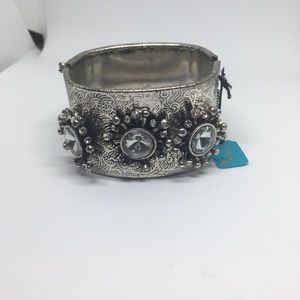 Silver Metal Cuff Bracelet W/ Crystals NWOT 🔥💖